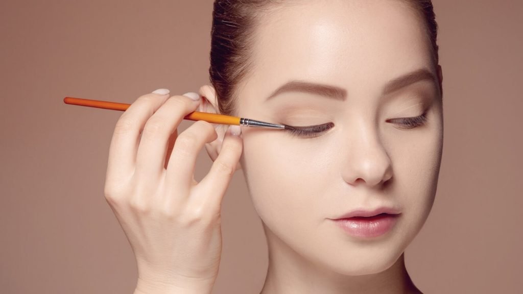 آموزش کشیدن خط چشم مناسب دانشگاه