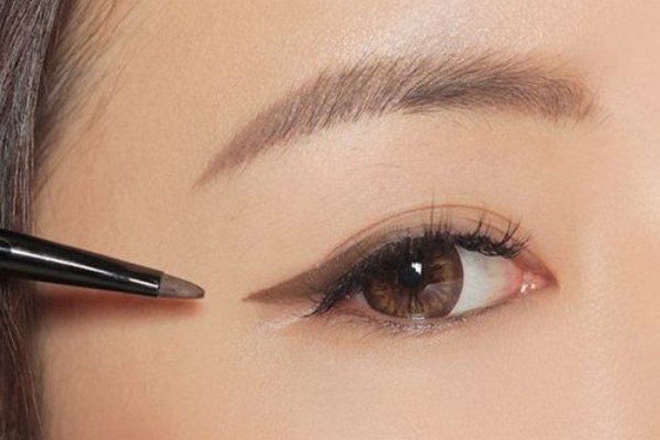 چگونه خط چشم بکشیم