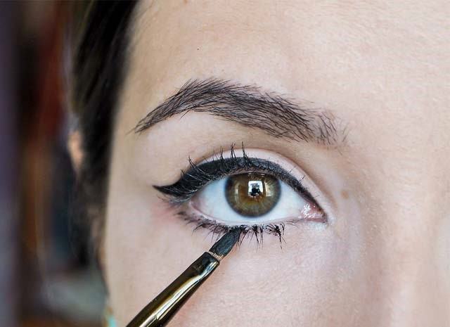 چگونه خط چشم بکشیم