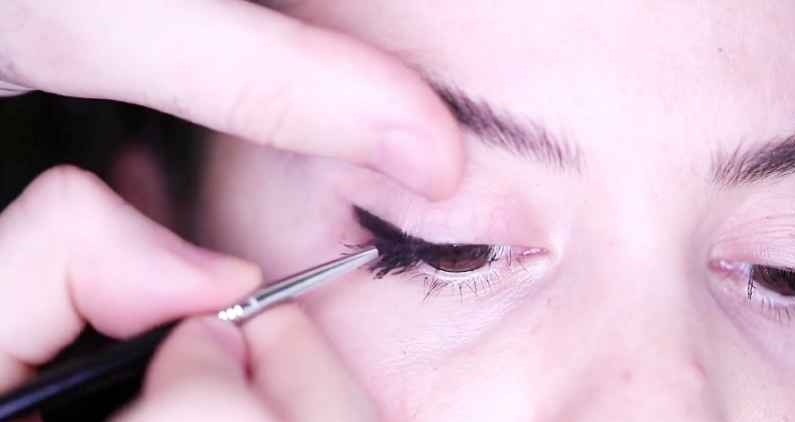 چگونه خط چشم بکشیم