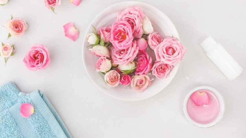 درمان آکنه با گلاب و آلوورا