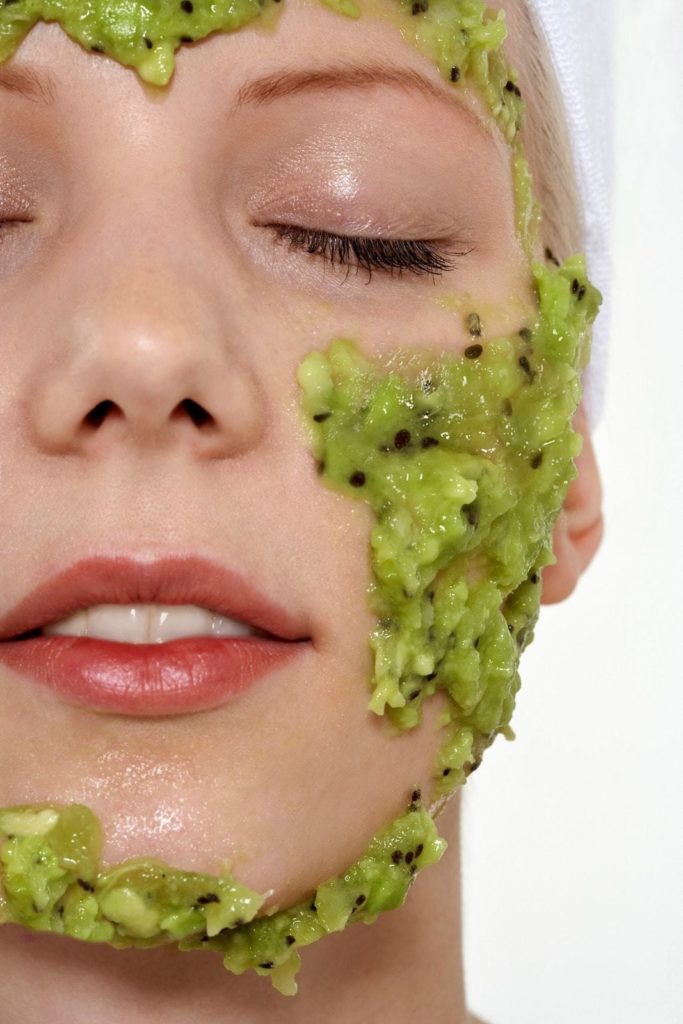 لایه برداری پوست با کیوی