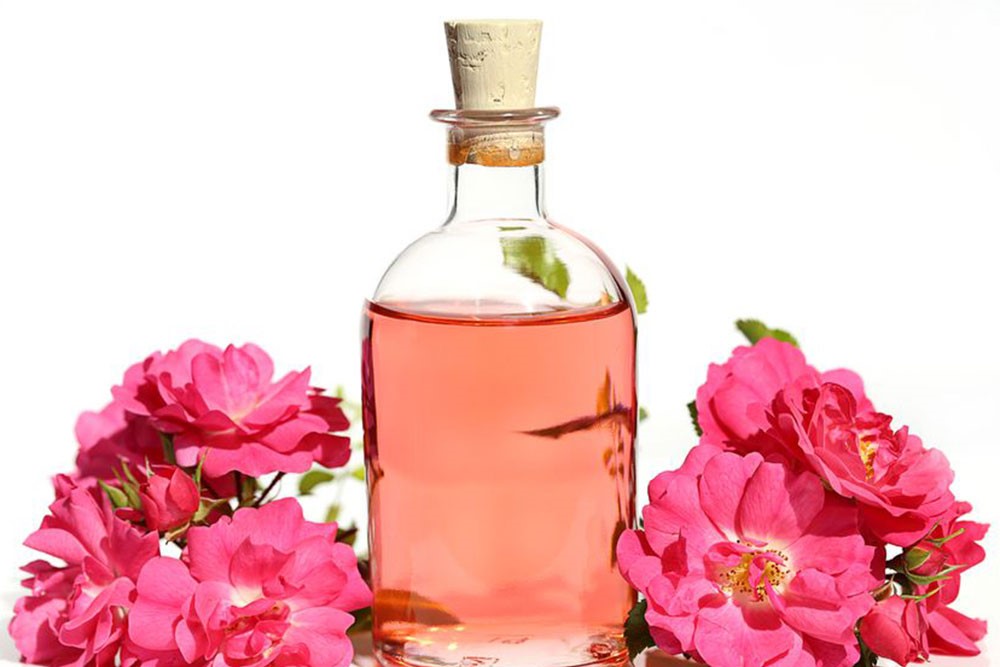 Цветок сосуд с водой. Ватер Роуз. Розовая вода. Лосьон из лепестков роз. Розовая вода Авиценна.