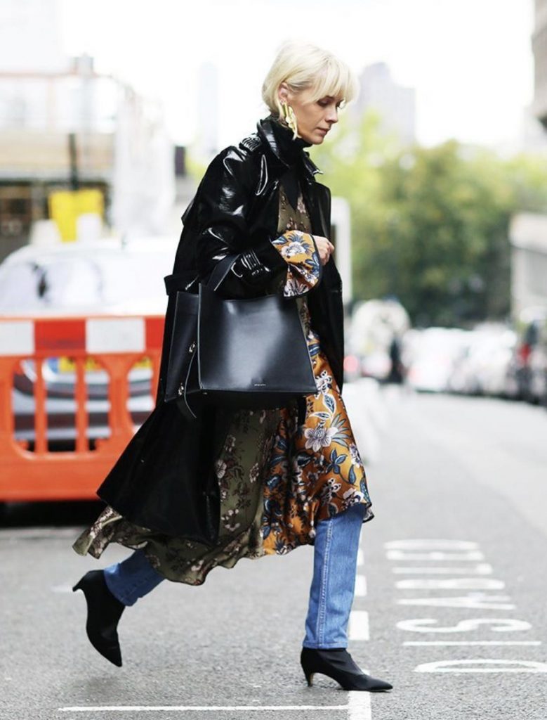 ست کردن پیراهن بلند زنانه با مانتوی مشکی مجلسی