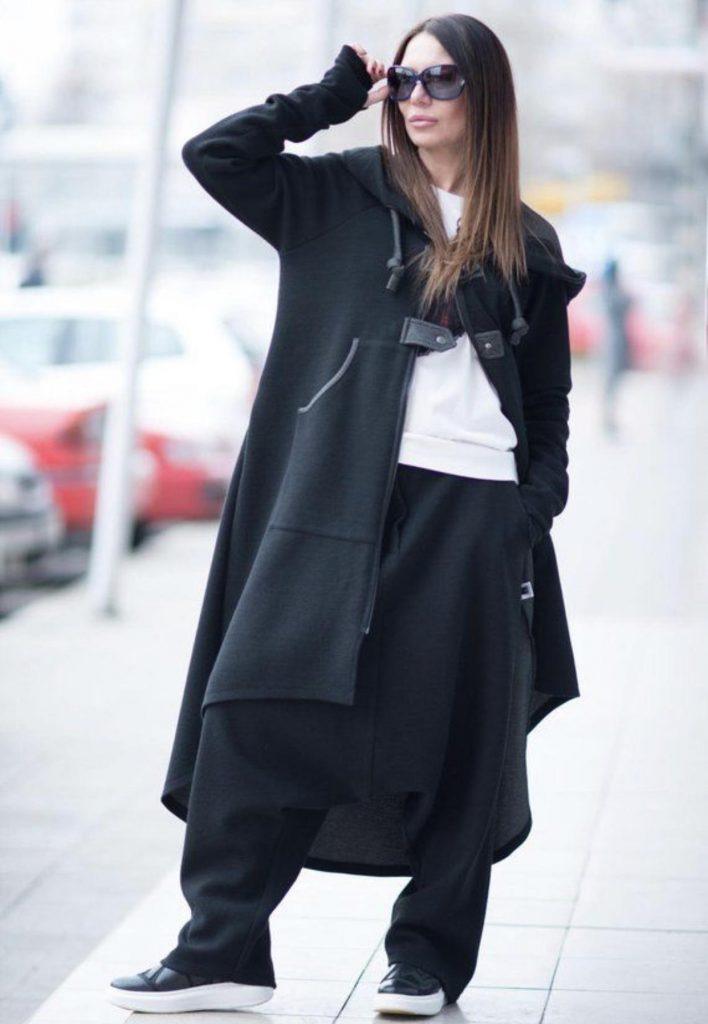 ست کردن تیشرت با مانتوی اسپرت مشکی