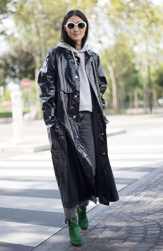 ست کردن هودی های کلاهدار با مانتوی اسپرت مشکی