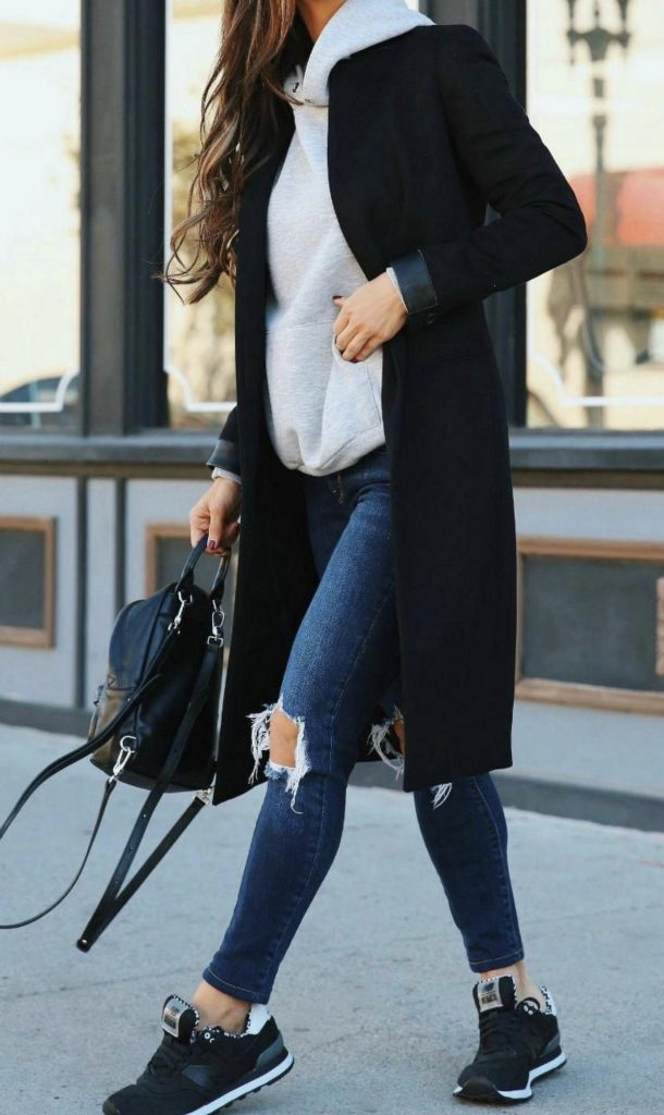 ست کردن هودی های کلاهدار با مانتوی اسپرت مشکی