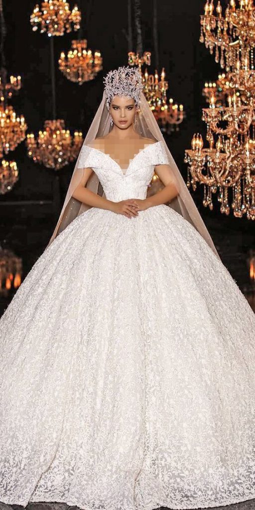 لباس عروس پرنسسی چین دار با تور بلند