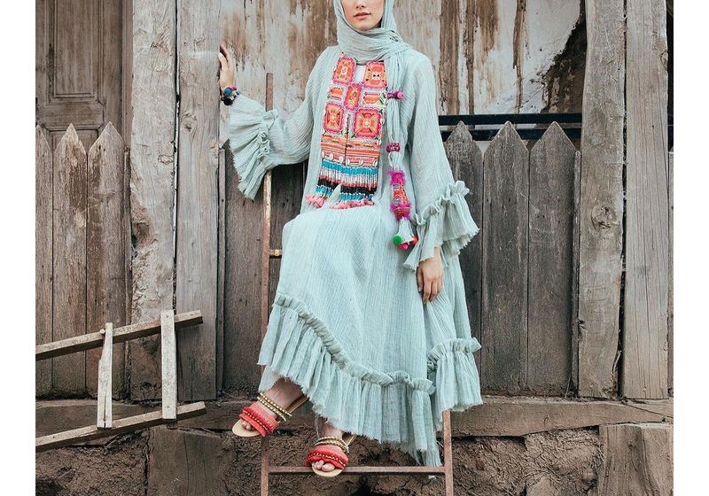 مانتو سنتی به شکل پیراهن پوشیده با المانهای سنتی
