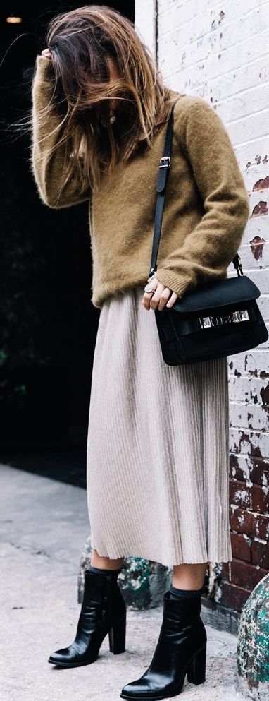 نیم بوت با دامن : ترند پاییز