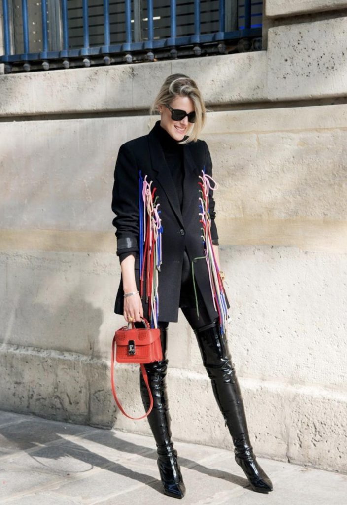 ست کردن رنگ قرمز با مانتوی مشکی