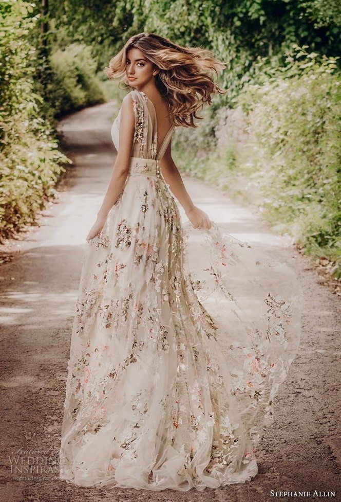 سفید بژ رنگی برای لباس عروس