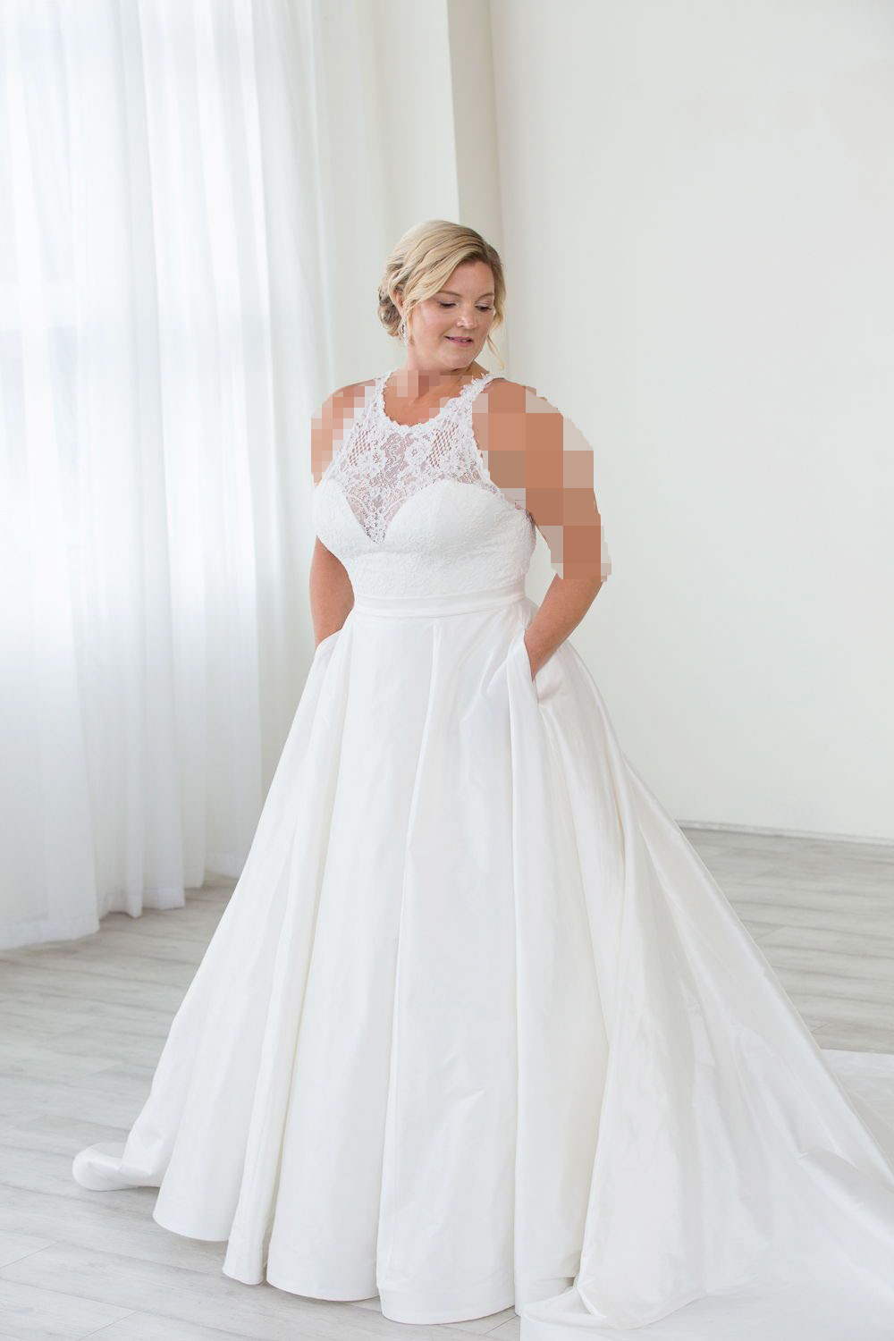 لباس عروس یقه هالتر برای افراد چاق